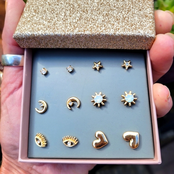 Jewelry - 🛒🛍️💥NWT set of 6 pairs of gold tone earrings perfect gift idea for a younger